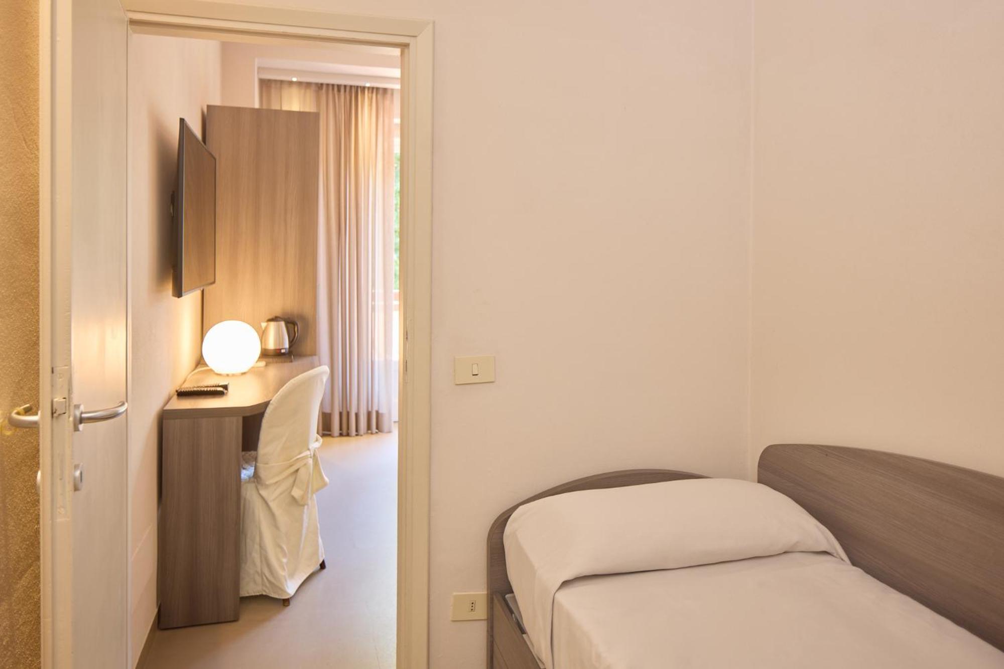 Hotel Crystal มารินา ดิ เปียตราซันตา ภายนอก รูปภาพ