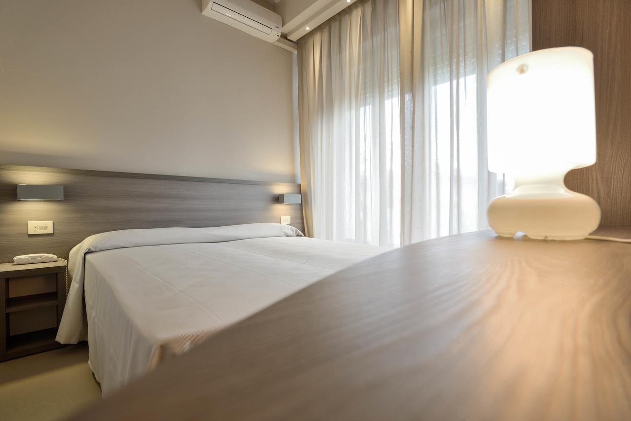 Hotel Crystal มารินา ดิ เปียตราซันตา ภายนอก รูปภาพ