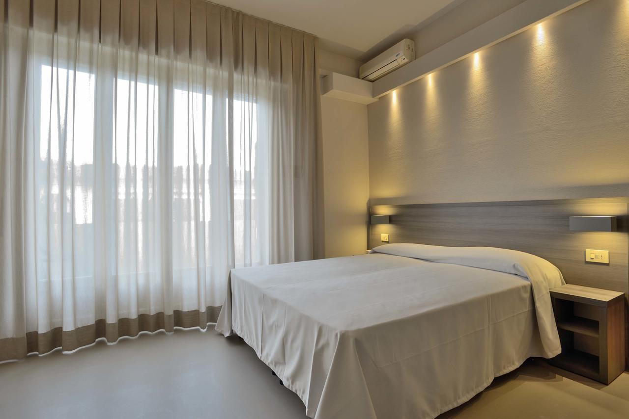 Hotel Crystal มารินา ดิ เปียตราซันตา ภายนอก รูปภาพ