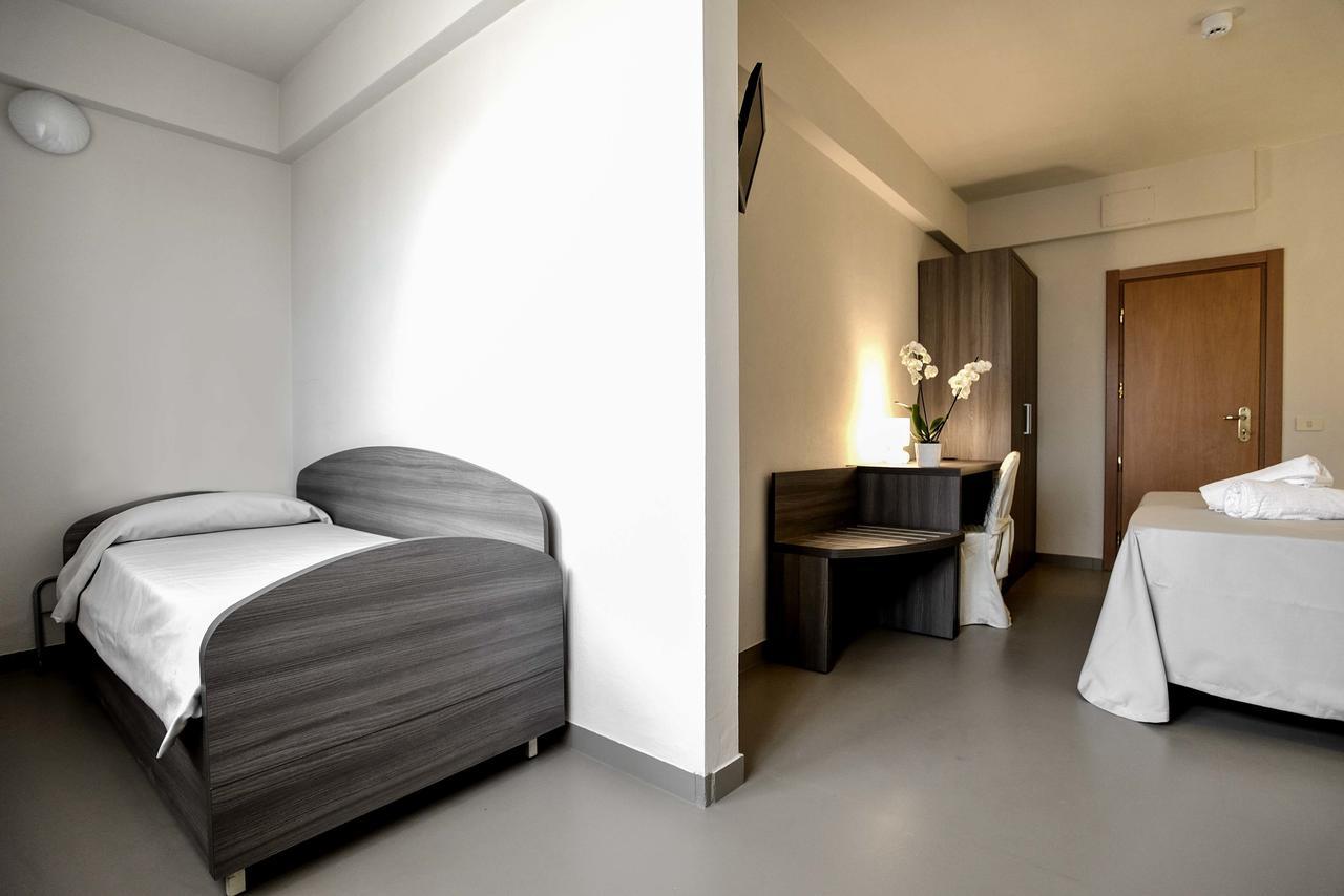 Hotel Crystal มารินา ดิ เปียตราซันตา ภายนอก รูปภาพ