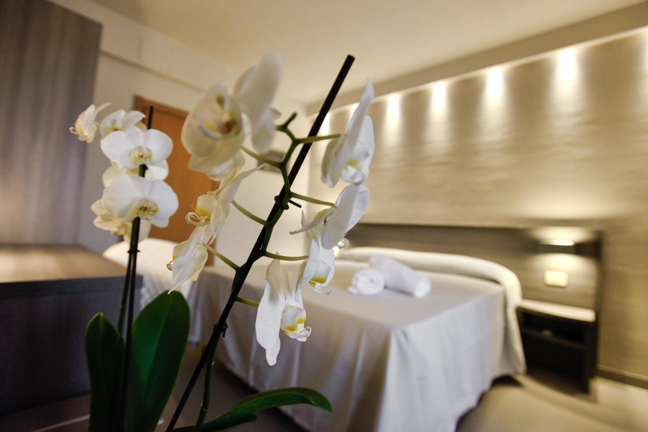 Hotel Crystal มารินา ดิ เปียตราซันตา ภายนอก รูปภาพ