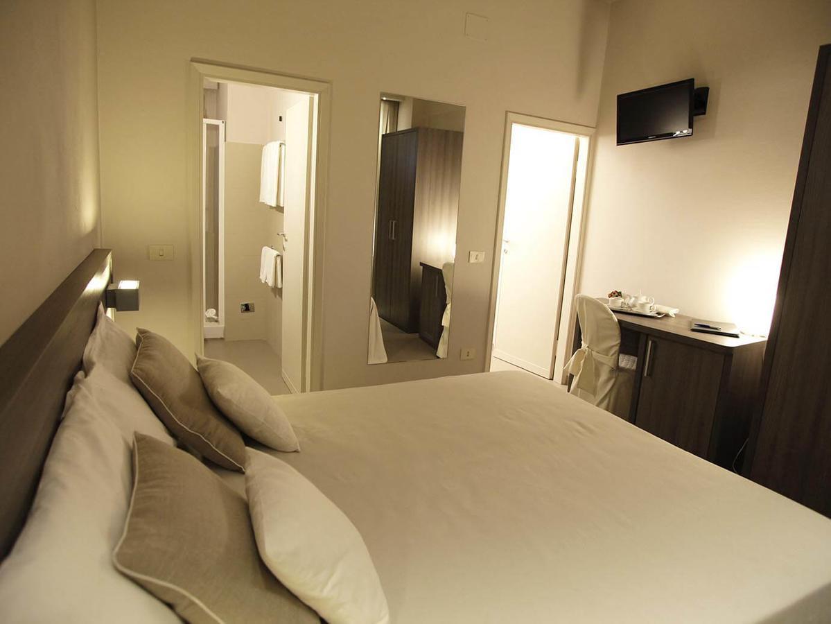 Hotel Crystal มารินา ดิ เปียตราซันตา ภายนอก รูปภาพ