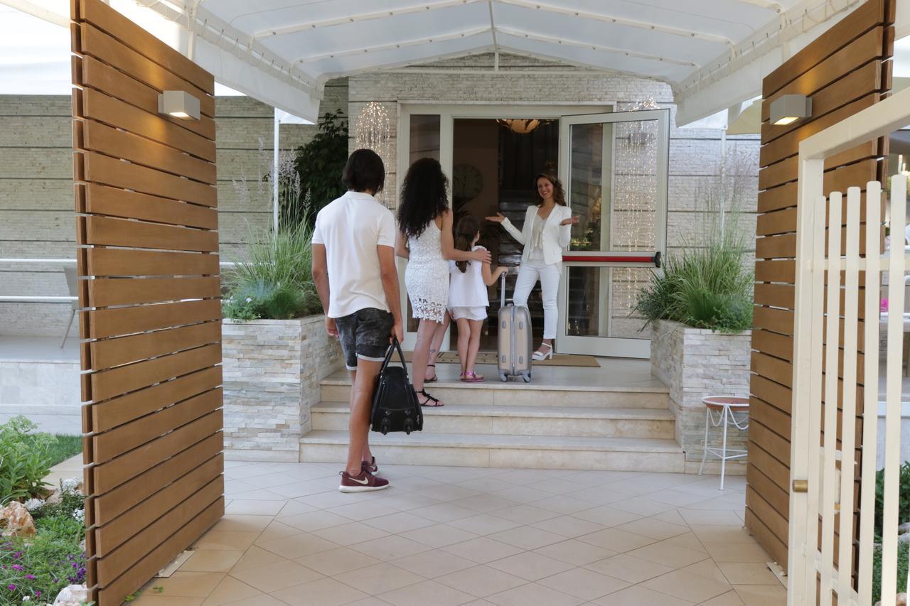 Hotel Crystal มารินา ดิ เปียตราซันตา ภายนอก รูปภาพ