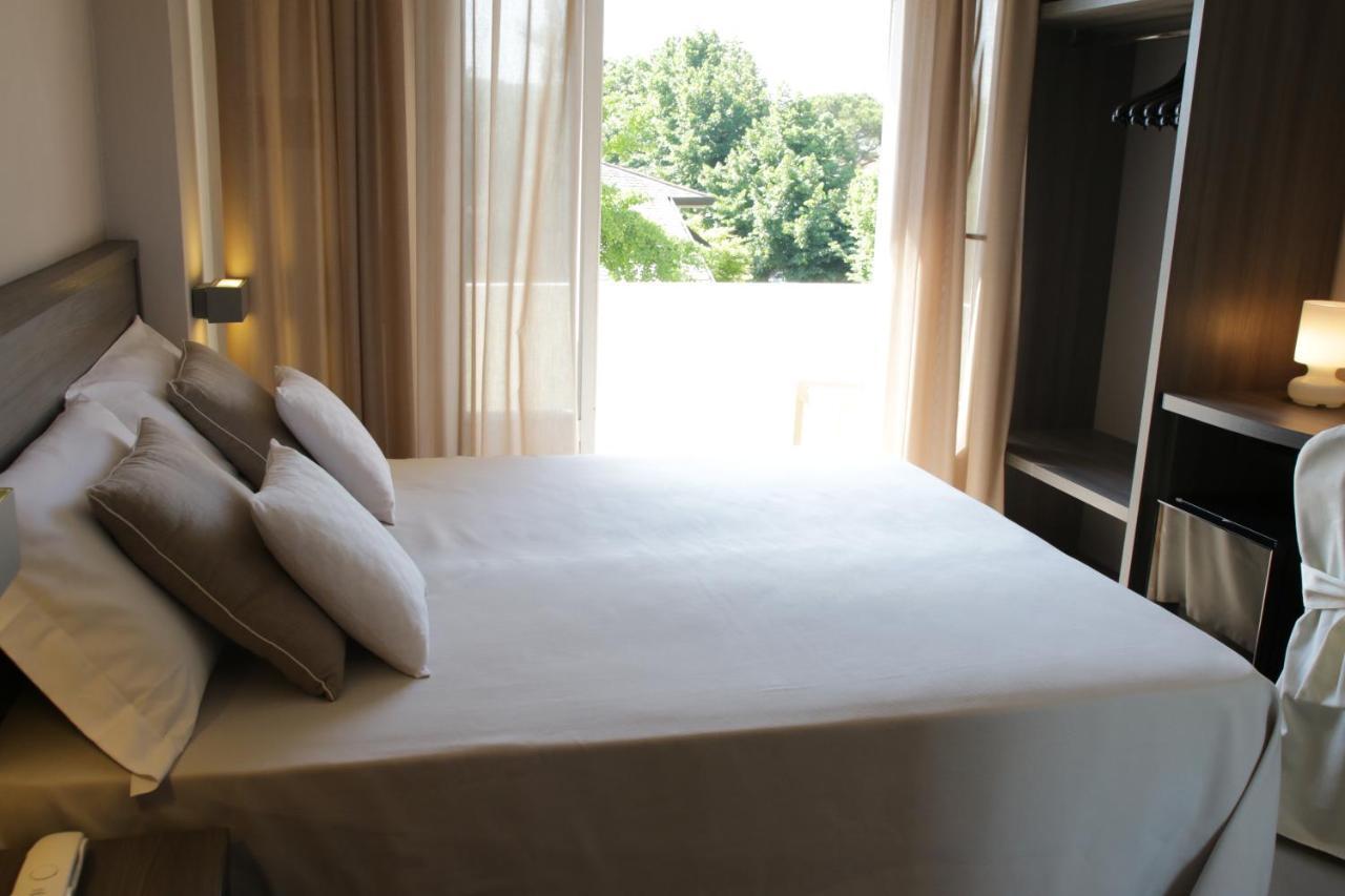 Hotel Crystal มารินา ดิ เปียตราซันตา ภายนอก รูปภาพ