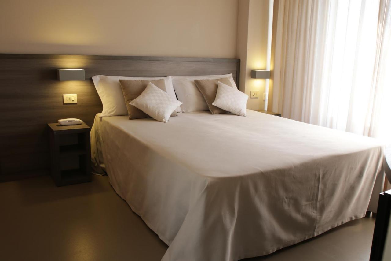 Hotel Crystal มารินา ดิ เปียตราซันตา ภายนอก รูปภาพ