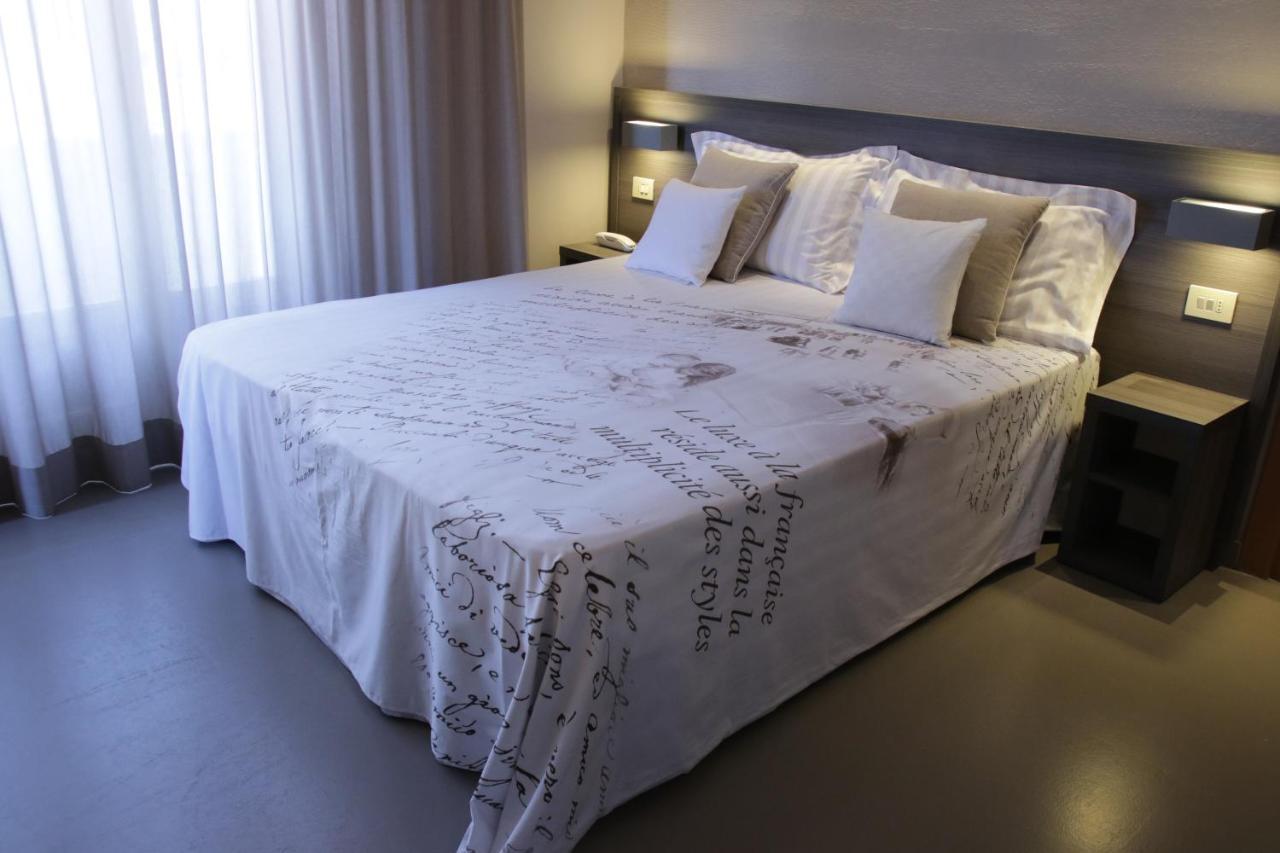 Hotel Crystal มารินา ดิ เปียตราซันตา ภายนอก รูปภาพ
